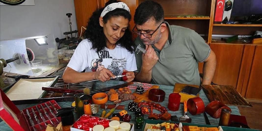 Tutkusunu eşine de aşıladı, atölyede üretim başladı! Birlikte tasarlayıp satıyorlar: Yurt dışına bile yolluyorlar 2